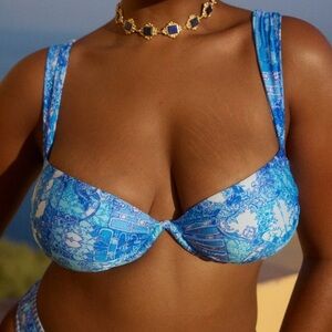 NWT BYDEE VENTURA BIKINI TOP IN AZZURRO